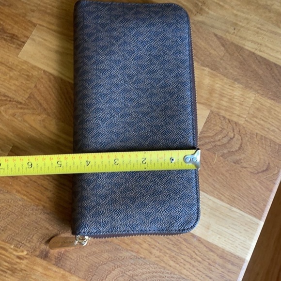 Michael Kors Signature Large Wallet - Picture 9 of 9